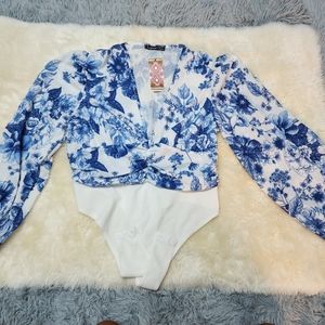 Boohoo blur floral bodysuit top. NWT